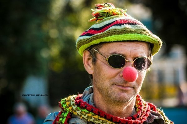 Усім доброго дня. Мене звати Владислав Старинков, мені невдовзі виповниться 50 років. Сам я родом із Полтави, де і навчався у музичному училищі. Потім була Київська консерваторія, але перервав навчання через службу в армії...