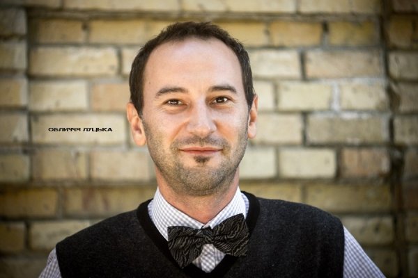 Привіт! Мене звати Сергій. Я радіоведучий на радіо «Луцьк». Моє хобі – фотографія та японська поезія. Все свідоме життя провів в Луцьку. Це місто для мене є знаковим, бо я тут живу. Мені дуже подобається архітектура Старого міста...