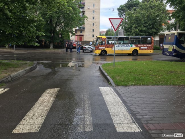 У Луцьку маршрутка врізалася в Audi: зад легковика розтрощений вщент