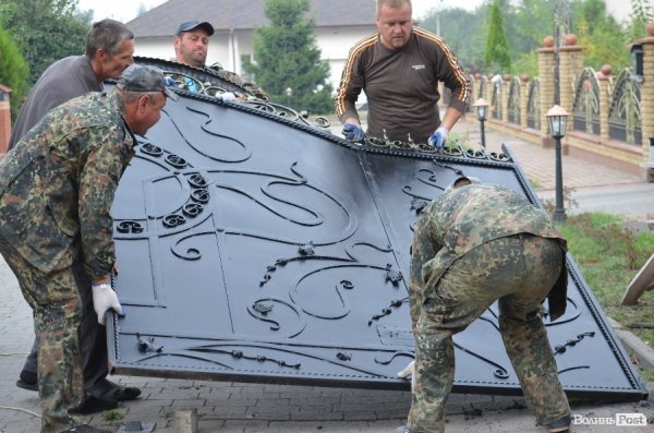 У Луцьку депутату по цеглині розбирають паркан. ФОТО  