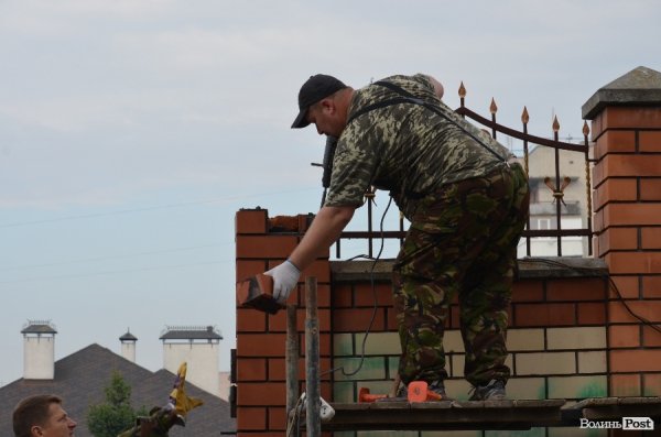 У Луцьку депутату по цеглині розбирають паркан. ФОТО  
