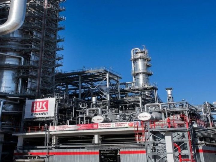 Після атаки дрона частково зупинився один з найбільших НПЗ росії