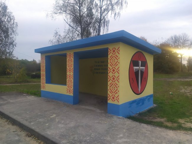Жителі волинського села власними зусиллями креативно розмалювали зупинку. ФОТО