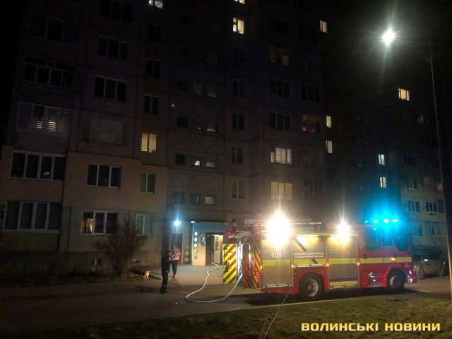 У Луцьку сталася пожежа в багатоповерхівці, горить квартира. ФОТО
