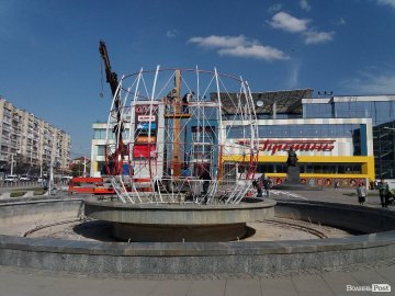 Біля «Променя» встановлюють величезну писанку. ФОТО