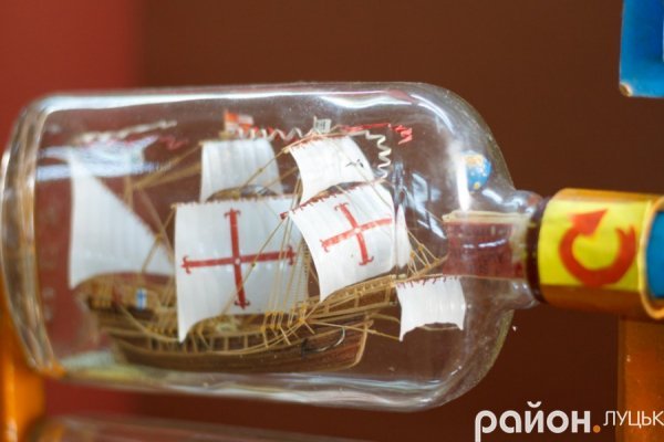 Мініатюрні шедеври: волинянин 40 років майструє кораблики у пляшках