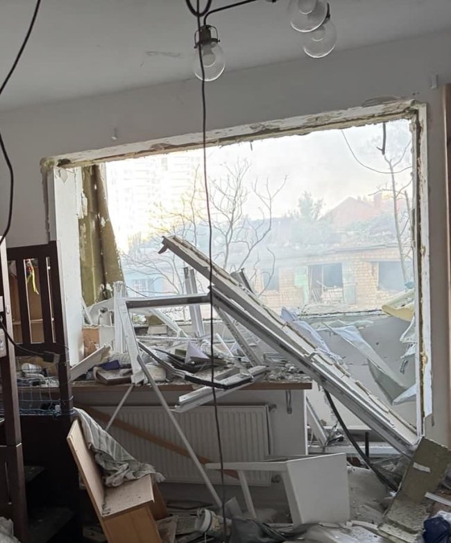 Залишилися стіни: російський обстріл Києва зруйнував житло співака Тараса Тополі