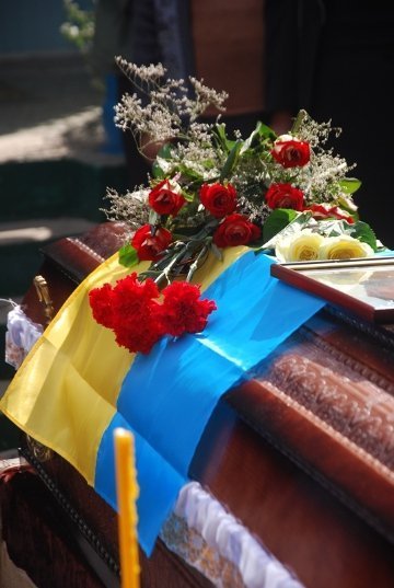 Під Луцьком прощалися з загиблим бійцем. ФОТО