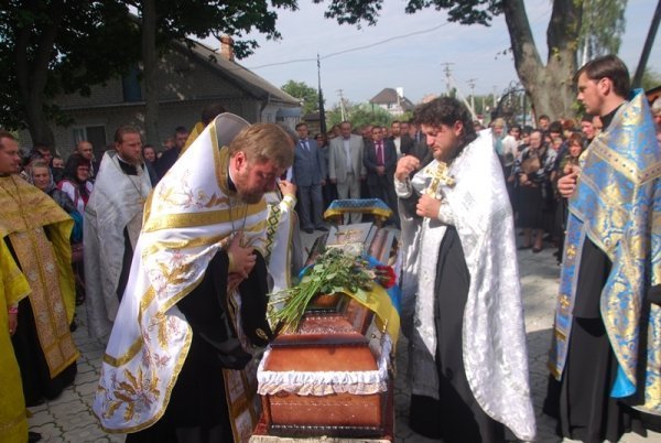 Під Луцьком прощалися з загиблим бійцем. ФОТО