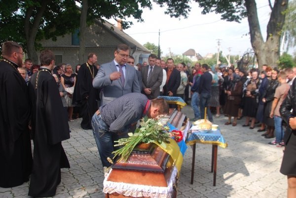 Під Луцьком прощалися з загиблим бійцем. ФОТО
