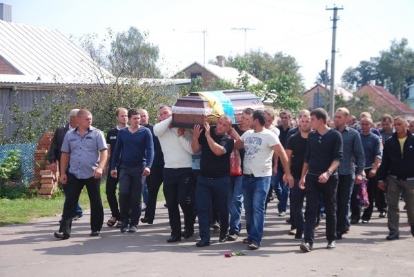 Під Луцьком прощалися з загиблим бійцем. ФОТО