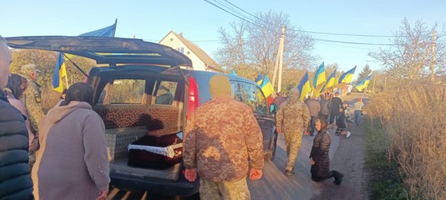Волиняни встелили квітами шлях для кортежу полеглого Героя