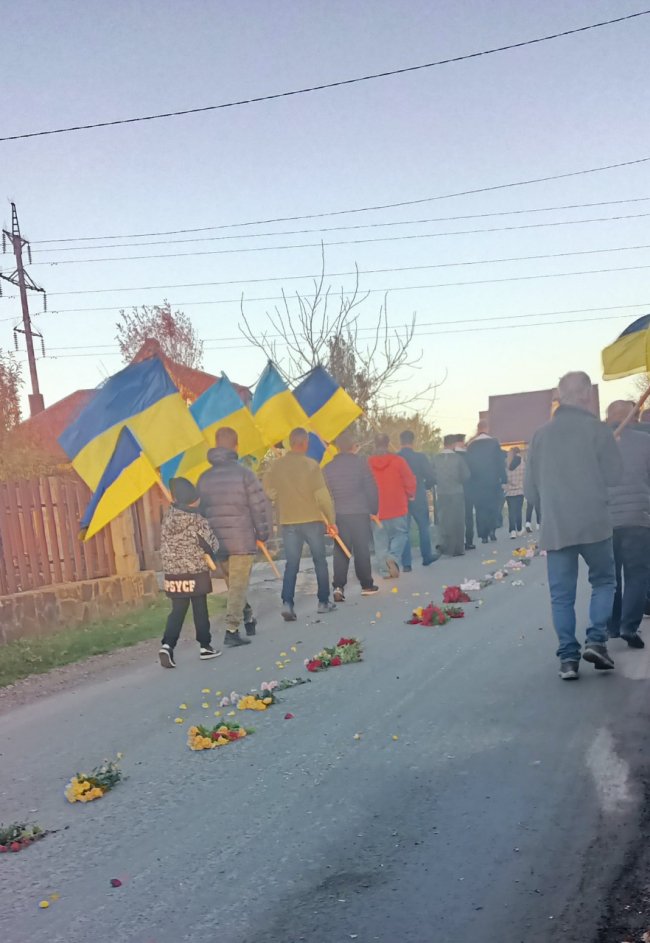 Волиняни встелили квітами шлях для кортежу полеглого Героя