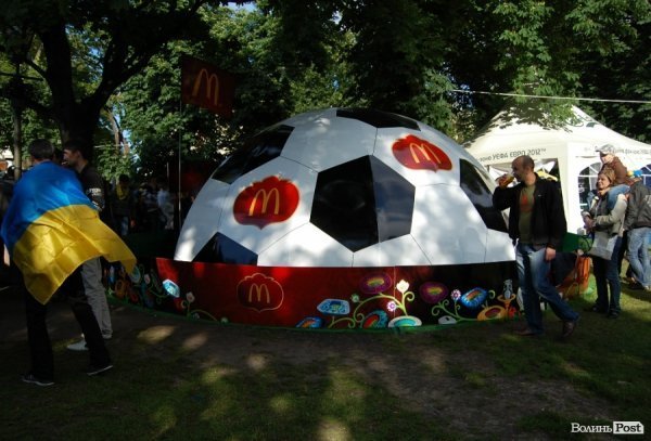 Як у Львові вболівали за Україну в матчі з Францією. ФОТО