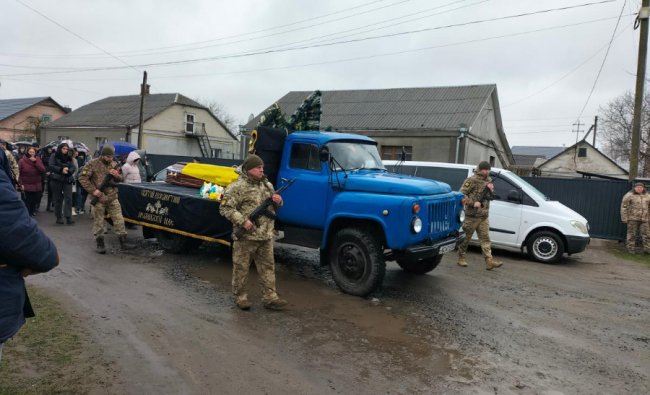 Волиняни навколішки прощалися із Героєм Валерієм Калішем