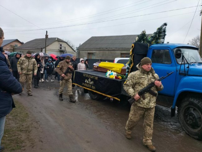 Волиняни навколішки прощалися із Героєм Валерієм Калішем