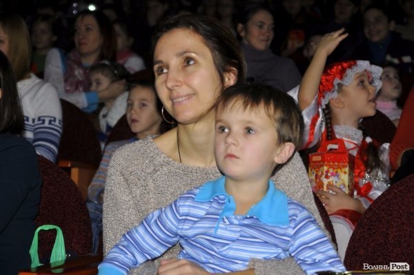 Ведмеді, зайчики і танцюючі ялинки: у Луцьку діткам влаштували новорічну казку