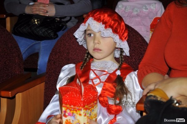 Ведмеді, зайчики і танцюючі ялинки: у Луцьку діткам влаштували новорічну казку