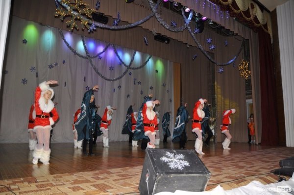 Ведмеді, зайчики і танцюючі ялинки: у Луцьку діткам влаштували новорічну казку