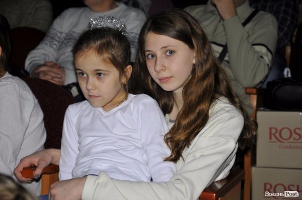 Ведмеді, зайчики і танцюючі ялинки: у Луцьку діткам влаштували новорічну казку