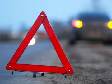 В Устилузі – аварія: вантажівка в'їхала у припаркований автобус