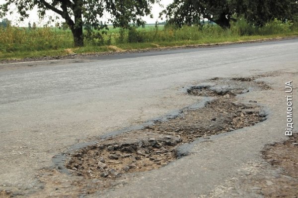 Такі ями дорожники до аварійних не відносять, їх ремонтують у другу чергу 