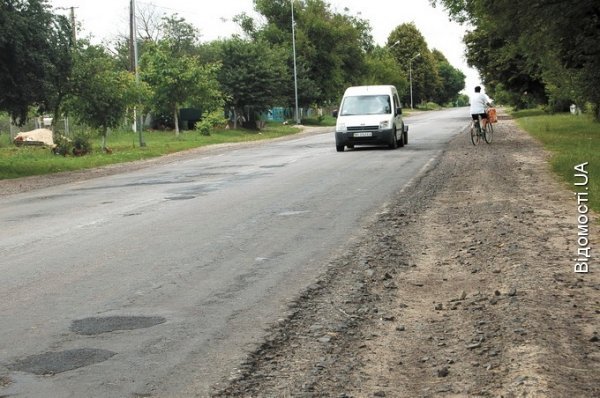 У Затурцях, минаючи вибоїни, машини виїжджають на зустрічну смугу