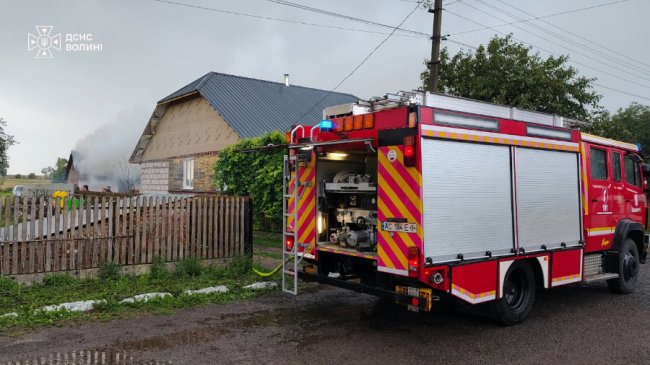 На Волині блискавка влучила у господарську будівлю