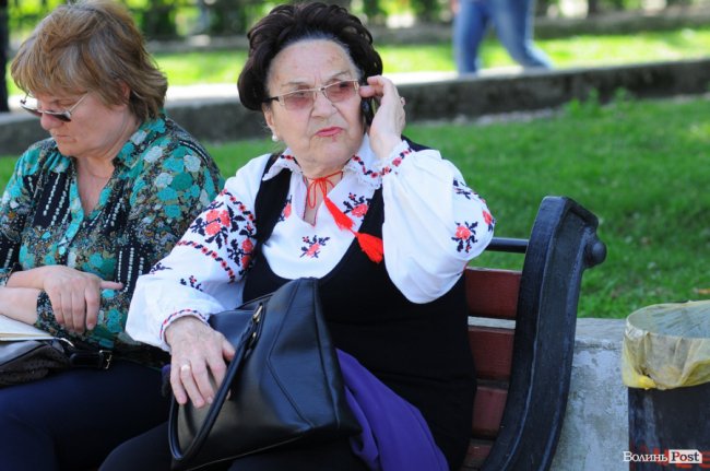 У пам'ять про Героїв: лучани поклали квіти до фотостенду. ФОТО