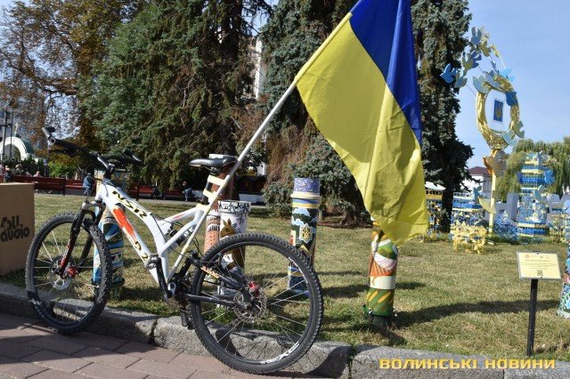 Велопробіг у вишиванках: понад чотири сотні лучан долучилися до патріотичного заходу у День міста. ФОТО