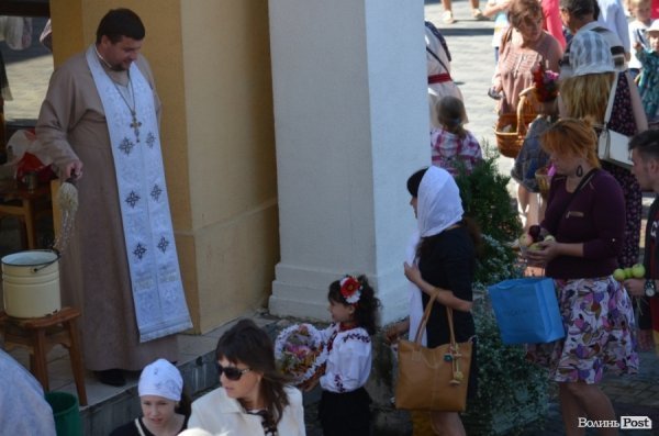 Як у Луцьку віряни відзначали Яблучного Спаса. ФОТО