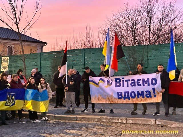 У Луцьку зустріли воїна, якого визволили з російського полону. ФОТО