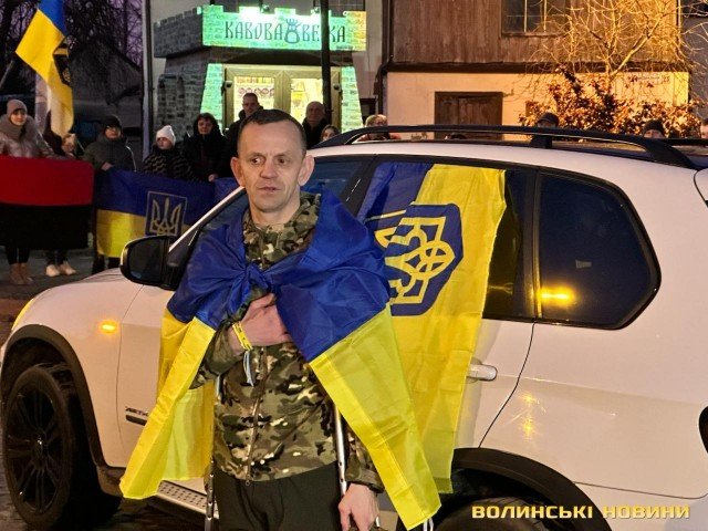 У Луцьку зустріли воїна, якого визволили з російського полону. ФОТО