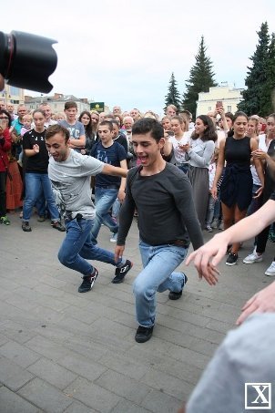 Іноземці вчили лучан танцювати. ФОТО
