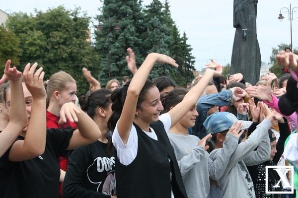 Іноземці вчили лучан танцювати. ФОТО