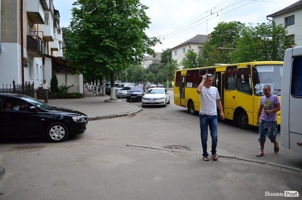 «Рейвах» біля вокзалу у Луцьку: шум, сміття, невиховані маршрутники. ФОТО 