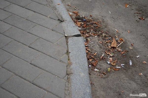 «Рейвах» біля вокзалу у Луцьку: шум, сміття, невиховані маршрутники. ФОТО 