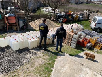 У Луцькому районі чоловік організував підпільний алкоцех у підвалі власного будинку. ФОТО