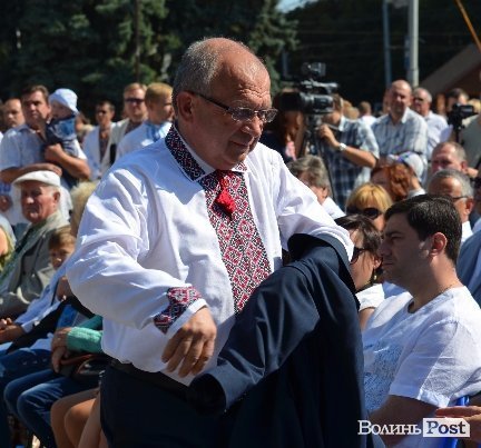 Лучани у вишиванках виклали число 930. ФОТО