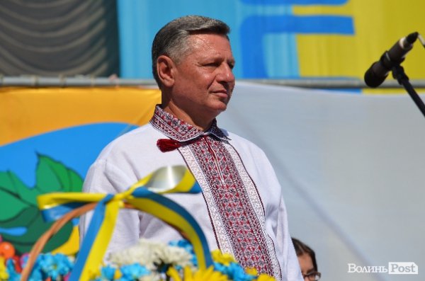 Лучани у вишиванках виклали число 930. ФОТО