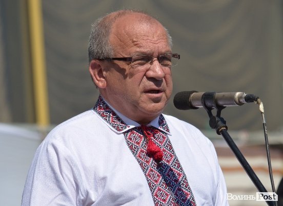 Лучани у вишиванках виклали число 930. ФОТО