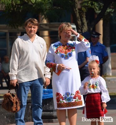 Лучани у вишиванках виклали число 930. ФОТО