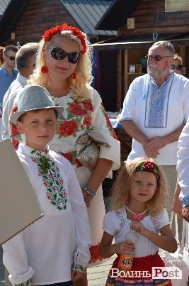 Лучани у вишиванках виклали число 930. ФОТО