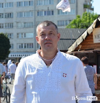 Лучани у вишиванках виклали число 930. ФОТО