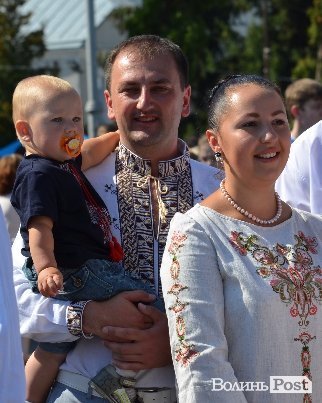 Лучани у вишиванках виклали число 930. ФОТО