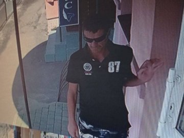 У Володимирі невідомий поцупив упаковки банок біля магазину. ВІДЕО