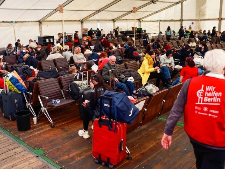 Українців вже виселяють. Німеччина закриває найбільший притулок для біженців