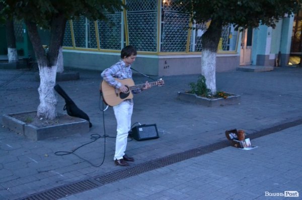 На вулиці виходять вечірні музиканти