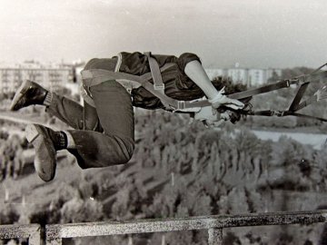 У центральному парку Луцька можна було стрибнути з парашутом. РЕТРОФОТО