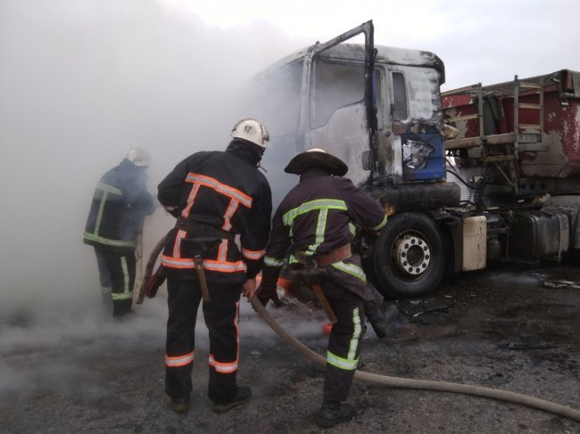 На волинській трасі загорілась вантажівка: кабіна згоріла вщент. ФОТО